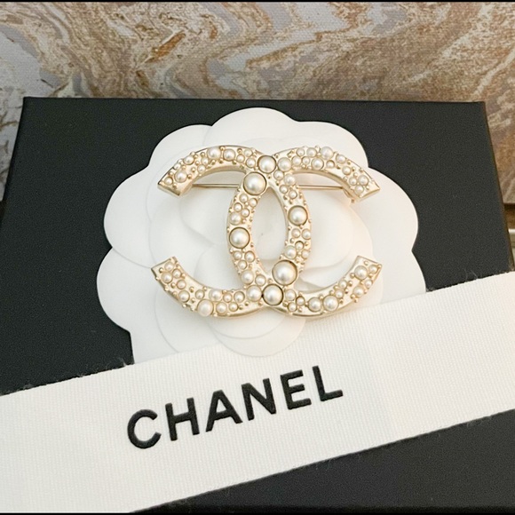 Chanel Large CC Gold Pearl Brooch - Picture 11 of 11
